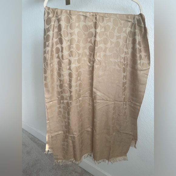 Coach Big C Scarf - Picture 7 of 7